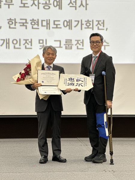 1일 한국품질경영학회 추계학술대회에서 2024 글로벌품질경영인대상을 수상한 후, (왼쪽부터) 류종득 한국도로공사 디지털 본부장(대리수상), 박희준 (사)한국품질경영학회장이 기념촬영을 하고 있다.