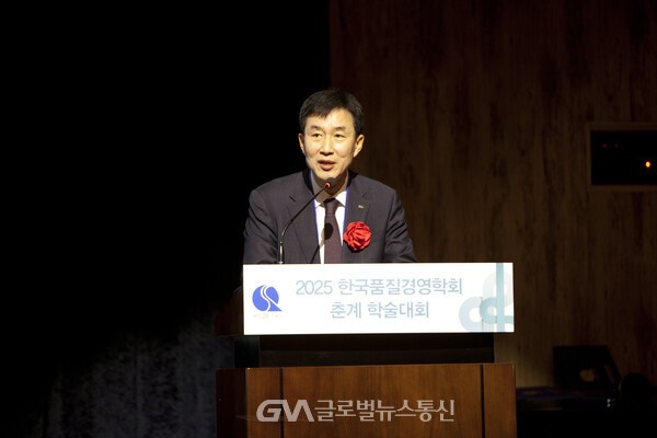 (사진: 글로벌뉴스통신 감성곤 기자)  한국표준협회 문동민 회장도 “품질경영이 디지털 혁신과 지속가능성 등 시대적 변화에 맞춰 끊임없이 진화하고 있다”고  축사를 하고 있다.