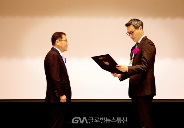 (사진: 글로벌뉴스통신 감성곤 기자) 품질상 시상식에서  전 한국표준협회 강명수 회장이 공로상을 수상하고 있다.