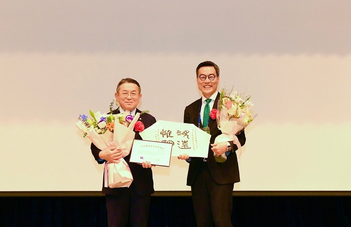 김준동 사장(왼쪽)이 ‘2025년도 한국품질경영학회 춘계학술대회’에서 ‘2025 글로벌품질경영인대상’을 수상하는 모습 [사진 = 한국남부발전]