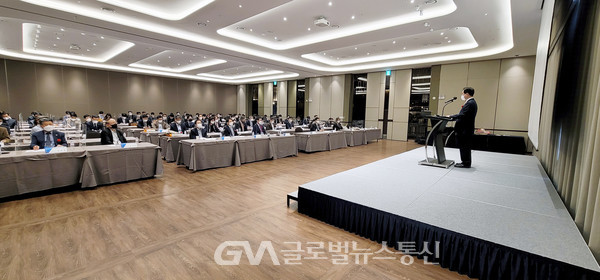 (사진:글로벌뉴스통신 김성곤 기자)전라북도 전주에서 2021년 한국품질경영학회 추계학술대회가 열리게 된 것을 전북대학교 김동원 총장이 환영사를 전하고 있다.