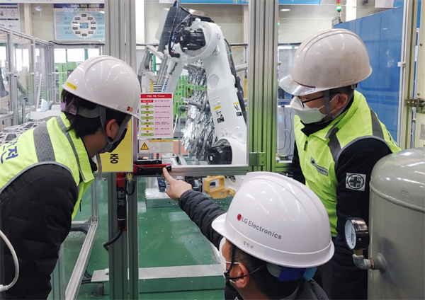 LG전자가 협력사 로봇 안전점검을 실시하고 있다. [사진 제공 = LG전자]