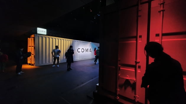 LG유플러스가 지원하는 다목적 공연장 '유플러스스테이지'에 다크필드 공연 연작 무대인 선적용 컨테이너들이 놓여 있다. 컨테이너 한 개 마다 공연 하나가 열리는 식이다. 선한결 기자