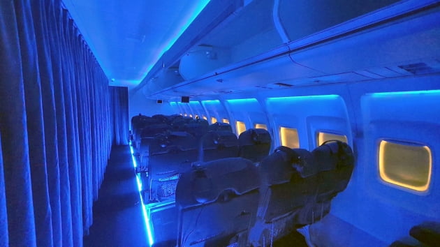 다크필드 연작 중 '플라이트' 공연 무대가 된 컨테이너 내부. 객석을 여객기 내부처럼 꾸몄다. 선한결 기자