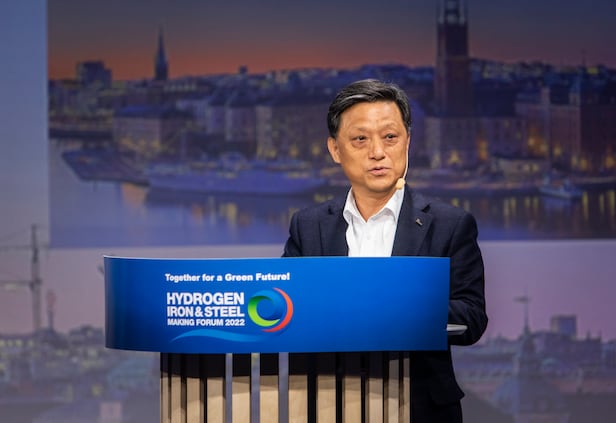 포스코가 12일부터 이틀간 스웨덴 스톡홀름에서 유럽철강사 SSAB와 함께 수소환원제철 국제포럼(HyIS Forum 2022)을 공동 개최한다고 밝혔다. 사진은 포럼 개막식에서 인사말 하는 김학동 포스코 부회장. /사진=포스코 제공
