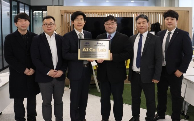 LIG넥스원과 한국 로봇 융합 연구원(KIRO)이 이달 17일 서울 강남구에 ‘인공 지능(AI) 공동 연구실’을 개소한 가운데, 이승영 LIG넥스원 C4ISTAR(지휘 통제) 연구 개발 2본부장(오른쪽 세 번째)와 정구봉 KIRO 선임 연구 본부장(왼쪽 세 번째) 등 주요 관계자들이 기념 촬영을 하고 있다. 사진=LIG넥스원