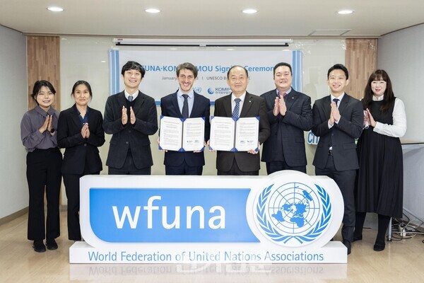 김호빈 중부발전 사장(왼쪽 다섯번째)을 비롯한 중부발전과 WFUNA 관계자들이 업무협약을 마친 후 기념촬영을 하고 있다.(제공=중부발전)