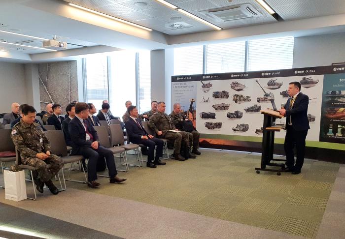 허건영(앞줄 가운데) 기품원장이 폴란드 국영 방산기업인 HSW에서 관계관들과 의견을 나누고 있다.
