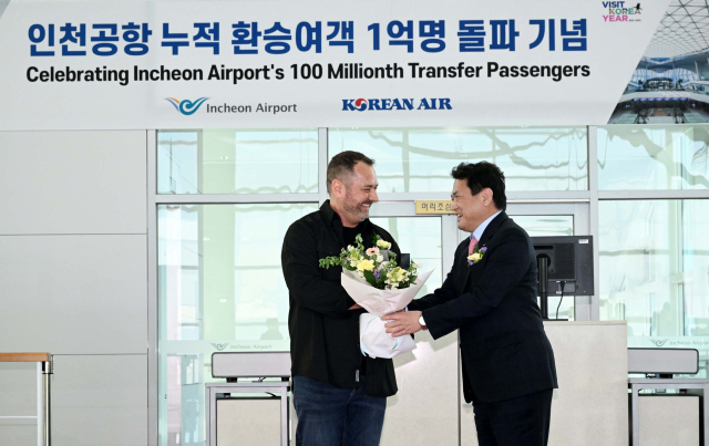 김경욱(오른쪽) 인천국제공항공사 사장이 2일 인천국제공항 제2여객터미널 232번 게이트 앞에서 열린 누적 환승여객 1억명 돌파 환영행사에서 1억 번 째 환승객인 호주 국적의 더글라스 크레이지 앤드류 씨에게 축하 꽃다발을 전달하고 있다. 영종도=권욱 기자 2023.03.02