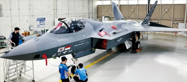 ‘K방산’이 자유 진영 무기고로 자리매김하는 가운데 4.5세대 초음속 전투기 KF-21이 수출 시장을 개척할 기대주로 부상했다. 한국항공우주산업(KAI) 엔지니어들이 지난달 24일 경남 사천 공장 격납고에서 KF-21 동체를 점검하고 있다.   /사천=강은구 기자 