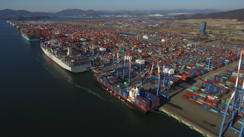 여수광양항만공사(YGPA)는 '국내 수출입 화물 1위' 여수광양항의 총물동량이 증가세로 돌아섰다고 5일 밝혔다. 사진은 광양항 컨테이너부두 전경. YGPA 제공