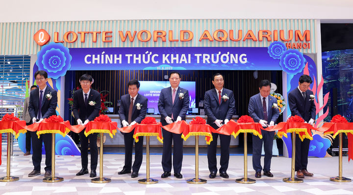 [서울=뉴시스] 1일(현지시간) 베트남 하노이 롯데몰 웨스트레이크에서 열린 '롯데월드 아쿠아리움 하노이' 오픈식에 참석한 최홍훈 롯데월드 대표이사와 응우옌 쭝 칸 베트남 관청장 및 참석자들이 테이프 커팅을 하고 있다. (사진=롯데월드 제공) 2023.08.01. photo@newsis.com *재판매 및 DB 금지