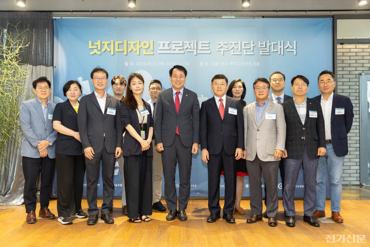 이승우 남부발전 사장(앞줄 오른쪽 세 번째) 등 발대식 참가자들이 기념촬영을 하고 있다.(제공=남부발전)