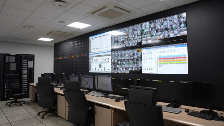 충북 청주시 대웅제약 오송공장의 중앙통제실. 스마트공장이라는 컨셉답게 평상시 통제실에 상주하는 인원이 없다. [사진제공=대웅제약]