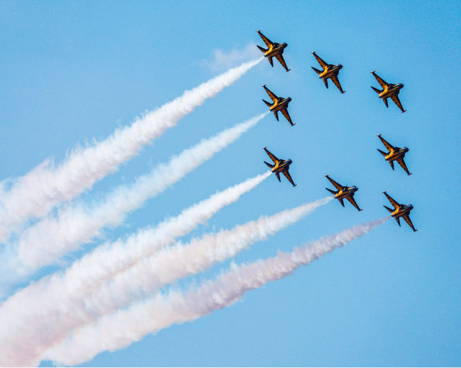 한국 공군 특수비행팀 ‘블랙이글스’ T-50B 편대가 ADEX 축하비행을 하고 있다. [뉴스1]