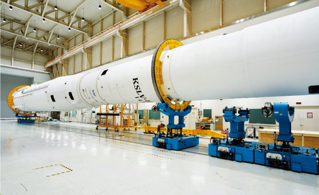 KAI가 1단 추진제 탱크 제작과 체계 총조립을 맡은 한국형발사체 누리호. [KAI 제공]