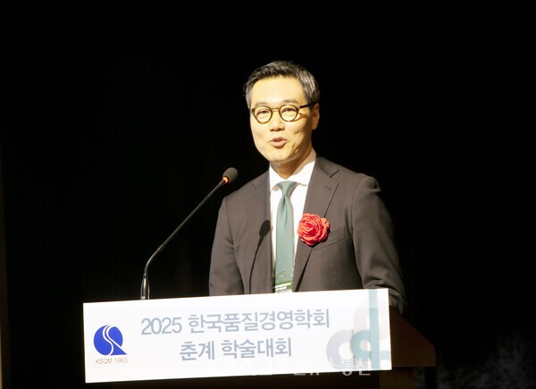 (사진: 글로벌뉴스통신 감성곤 기자) 한국품질경영학회 박희준 학회장은 이번 학술대회에서는 AI 기반 품질경영과 지속가능경영의 발전 방안을 논의하고, 다양한 논문 발표와 토론을 통해 학계와 현장의 지식이 활발히 교류되길 바란다”며 개회사를 하고 있다.