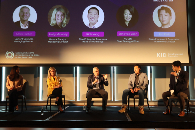 15일(현지 시간) 미국 샌프란시스코공항 그랜드하이엇호텔에서 한국투자공사(KIC)와 주샌프란시스코총영사관이 주최한 ‘테크 인베스트먼트 아웃룩’ 포럼에서 윤송이(왼쪽부터) 엔씨소프트 CSO, 홀리 멀로니 제너럴캐털리스트 총괄, 마크 서스터 업프론트벤처스 대표, 릭 양 NEA 파트너, 이안 박 KIC 디렉터 등이 발언하고 있다. 샌프란시스코=정혜진 특파원